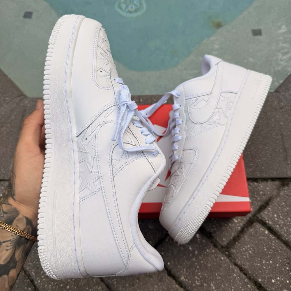 SIZE 13 - NIKE AIR FORCE 1 STARS TRIPLE WHITE LOW WHITE/WHITE IM5750100 - Picture 4 of 6